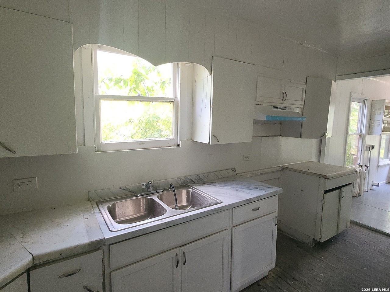 5106 Bartmer Ave - Photo 3 of 6