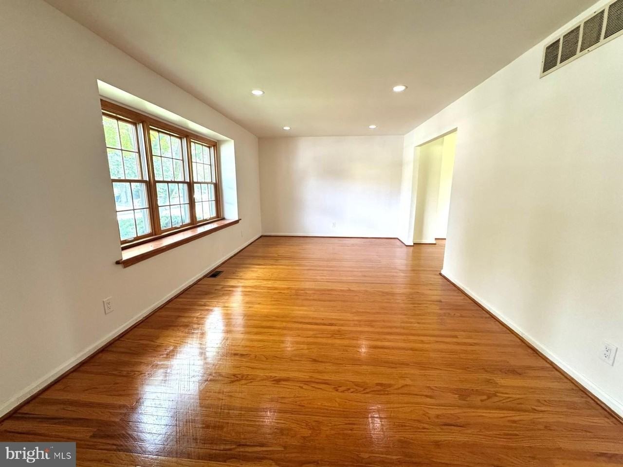 1104 Hudson Ave - Photo 2 of 9