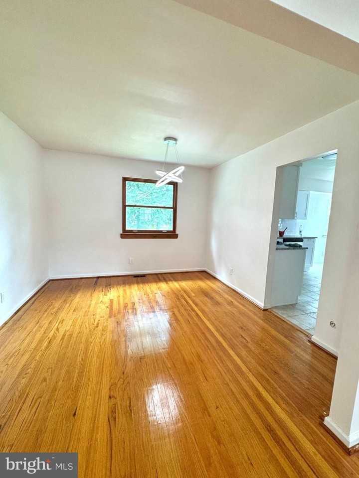 1104 Hudson Ave - Photo 4 of 9