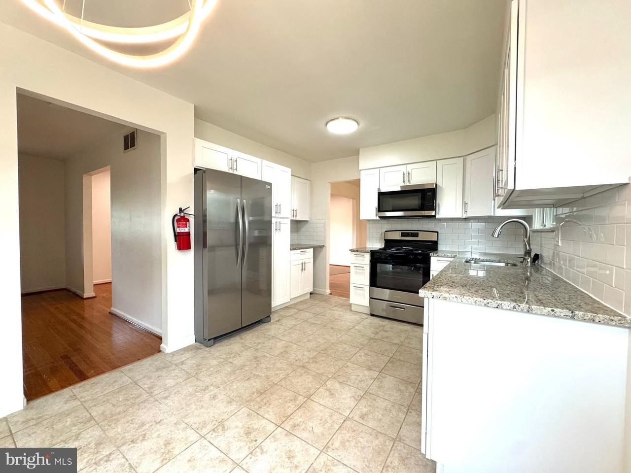 1104 Hudson Ave - Photo 5 of 9