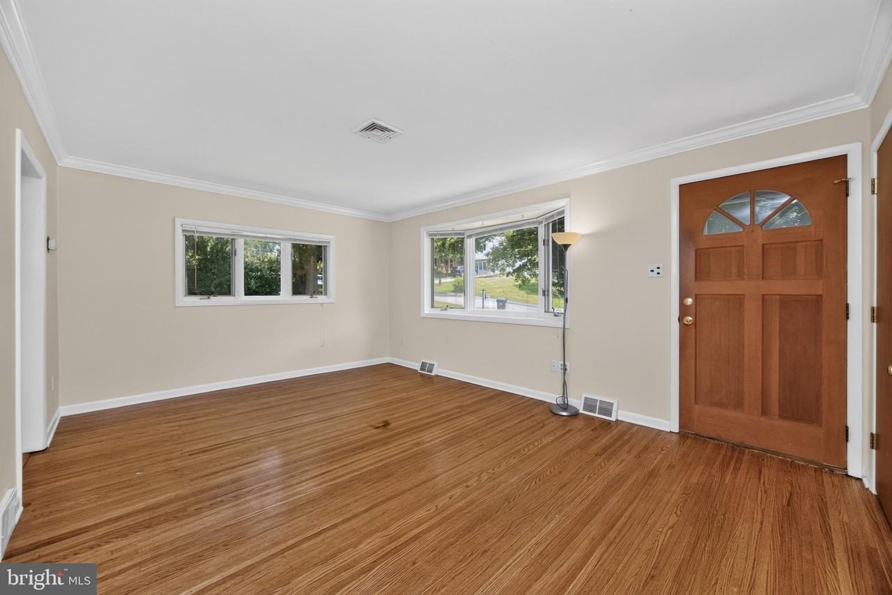 527 Oriole Dr - Photo 2 of 13