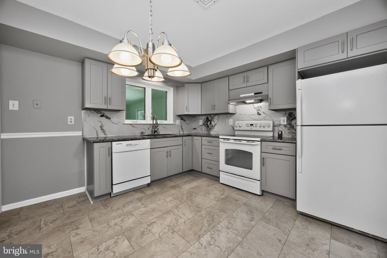 527 Oriole Dr - Photo 3 of 13