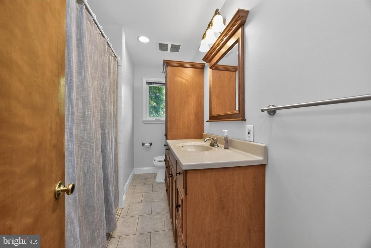 527 Oriole Dr - Photo 4 of 13
