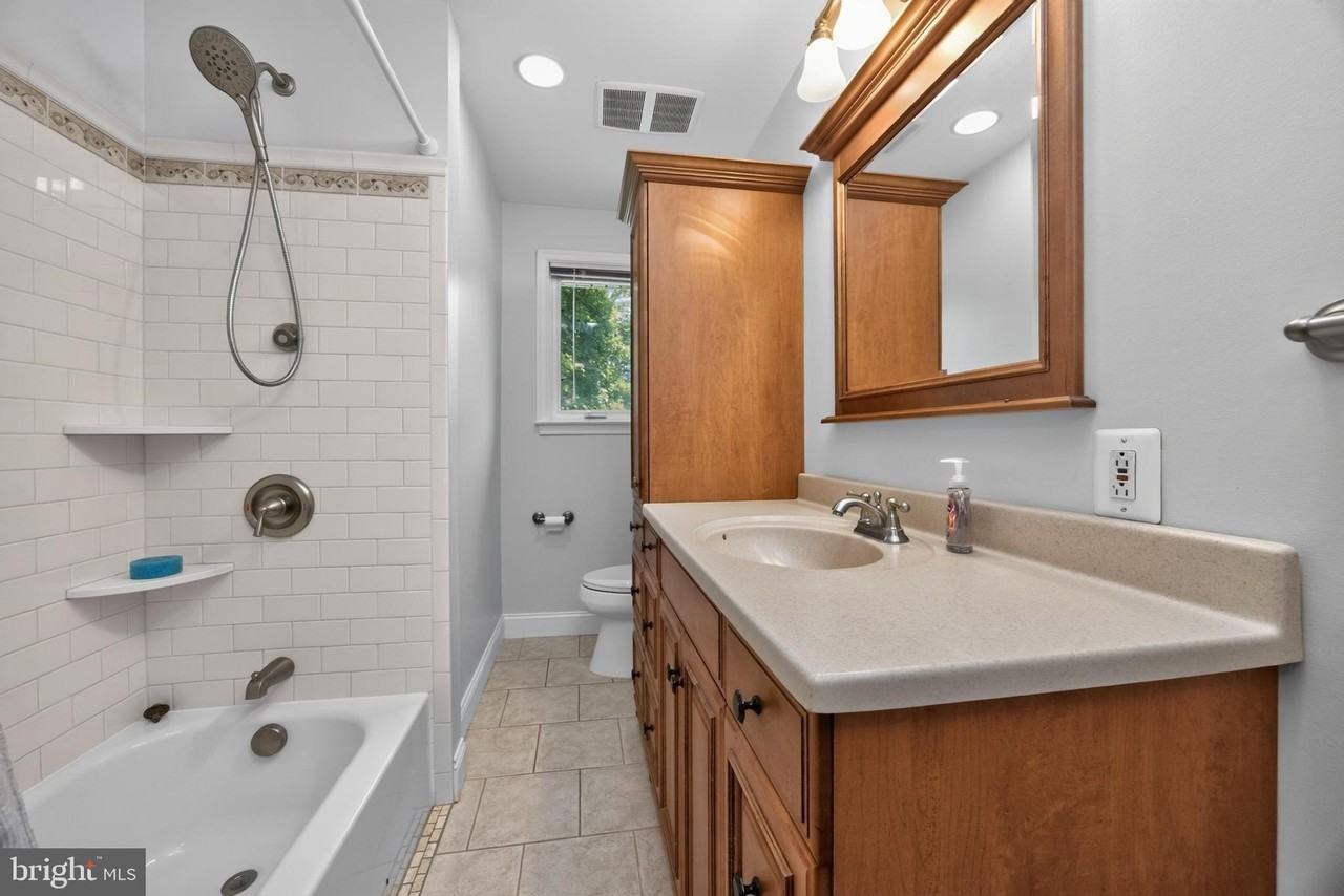 527 Oriole Dr - Photo 5 of 13