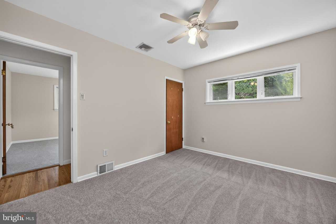 527 Oriole Dr - Photo 7 of 13