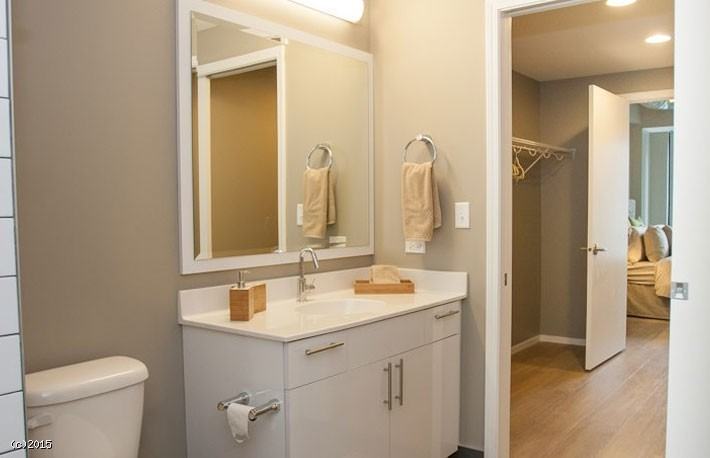 230 W Scott St #1580