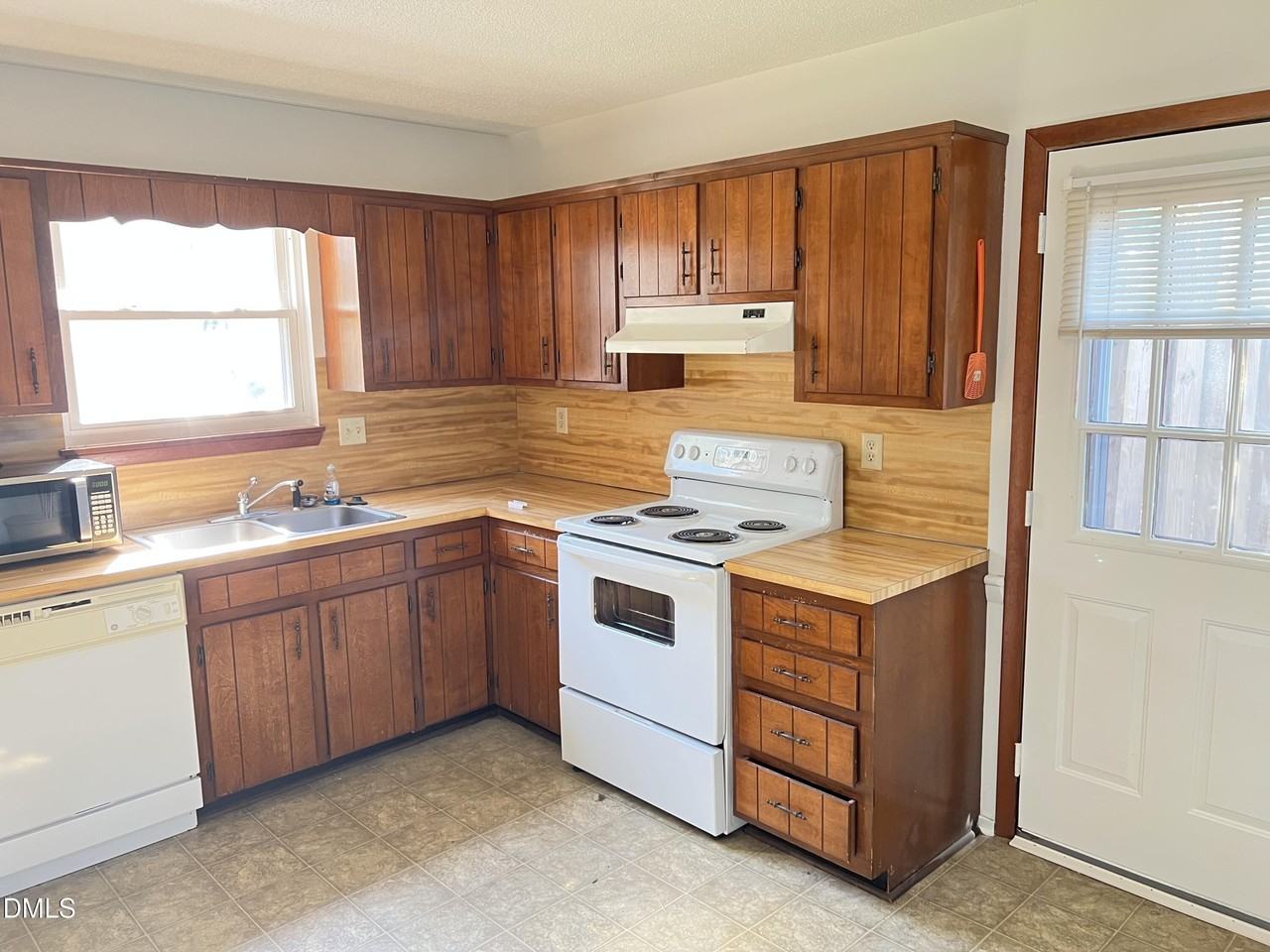 4401 Bleeker Ct - Photo 4 of 10