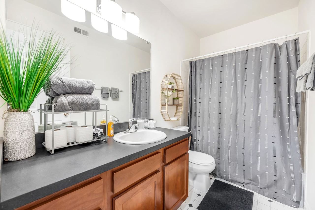 Well-appointed townhouse in Cincinnati - Photo 6 of 34
