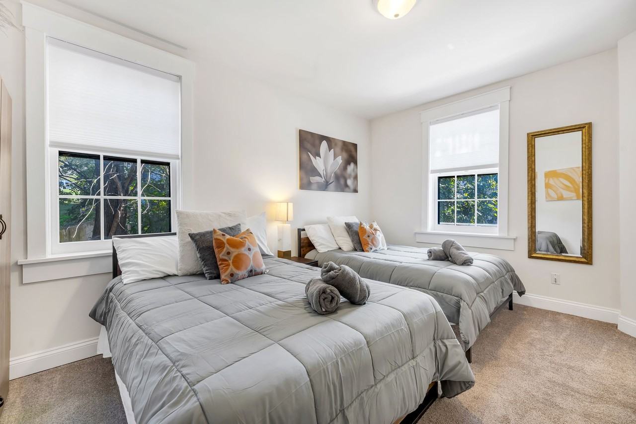 Well-appointed townhouse in Cincinnati - Photo 7 of 34
