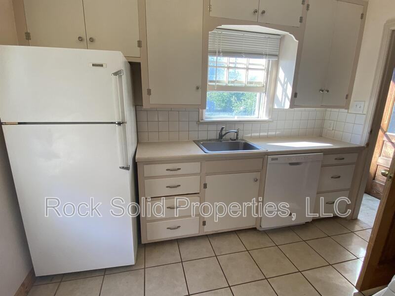 607 E 22nd St - Photo 6 of 20
