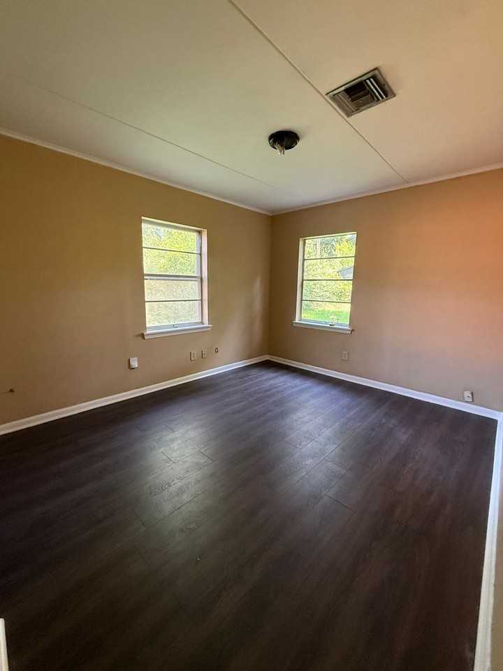 4717 Bruce St - Photo 4 of 7