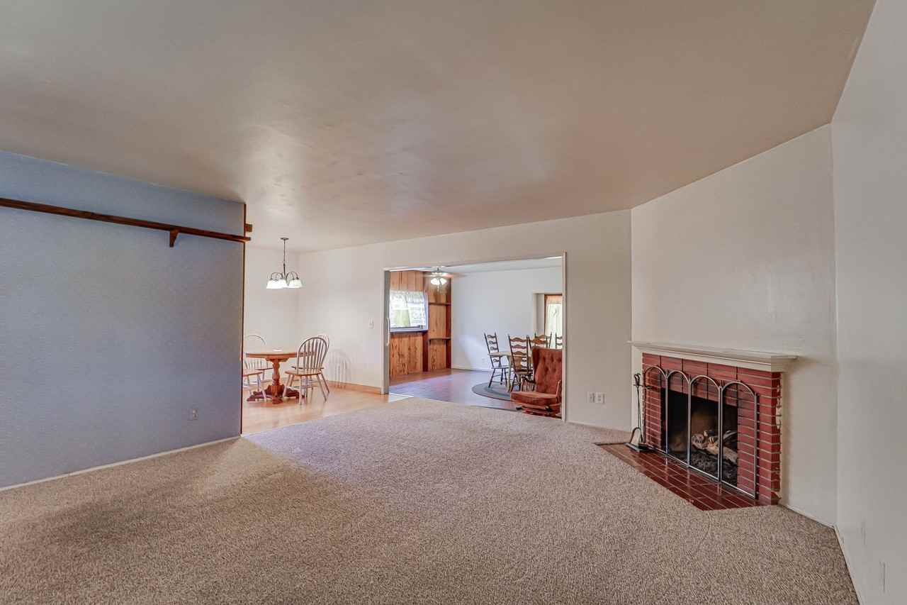 2301 Faye Ln - Photo 4 of 25