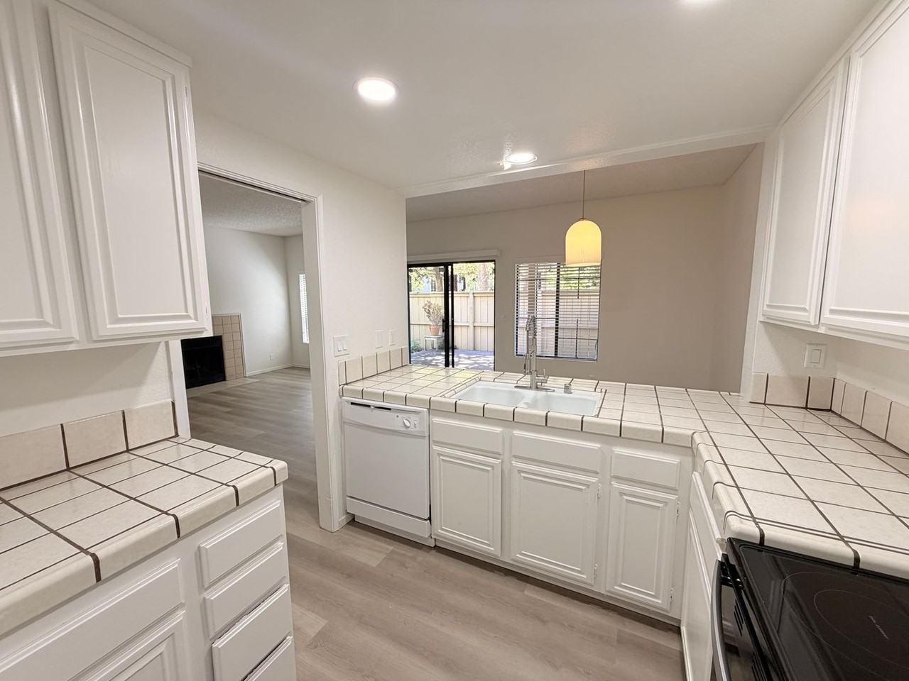 2040 Donovan Ct - Photo 3 of 6