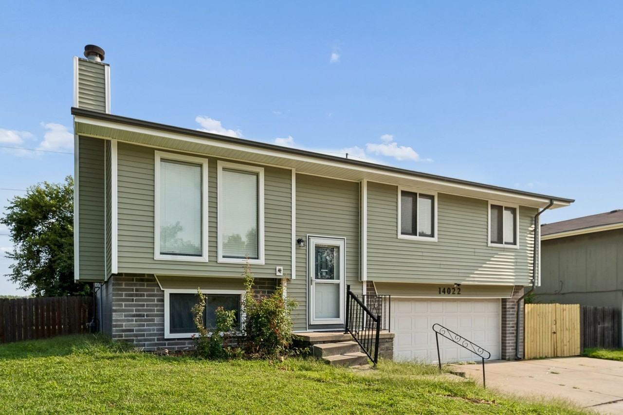 14022 Virginia St - Photo 3 of 26