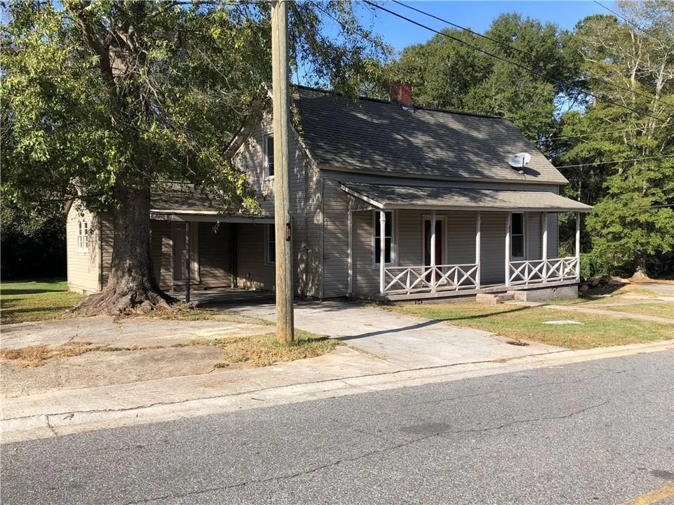 411 Mill St - Photo 2 of 15