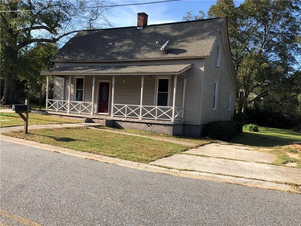 411 Mill St - Photo 3 of 15