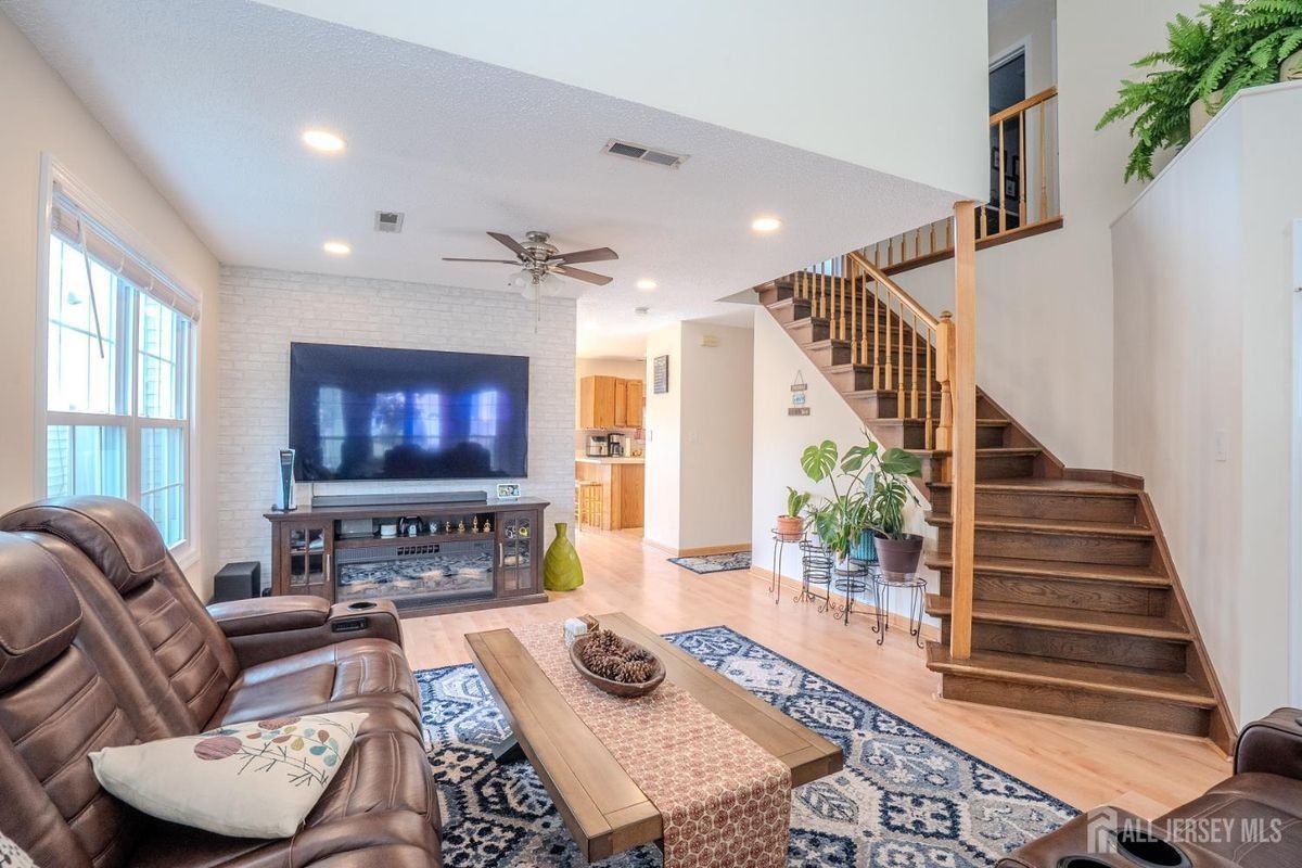 63 Carlisle Ct - Photo 5 of 43