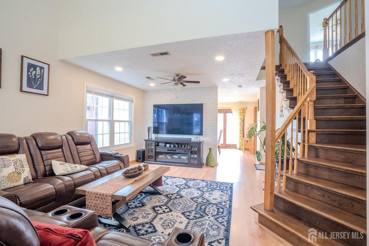 63 Carlisle Ct - Photo 6 of 43
