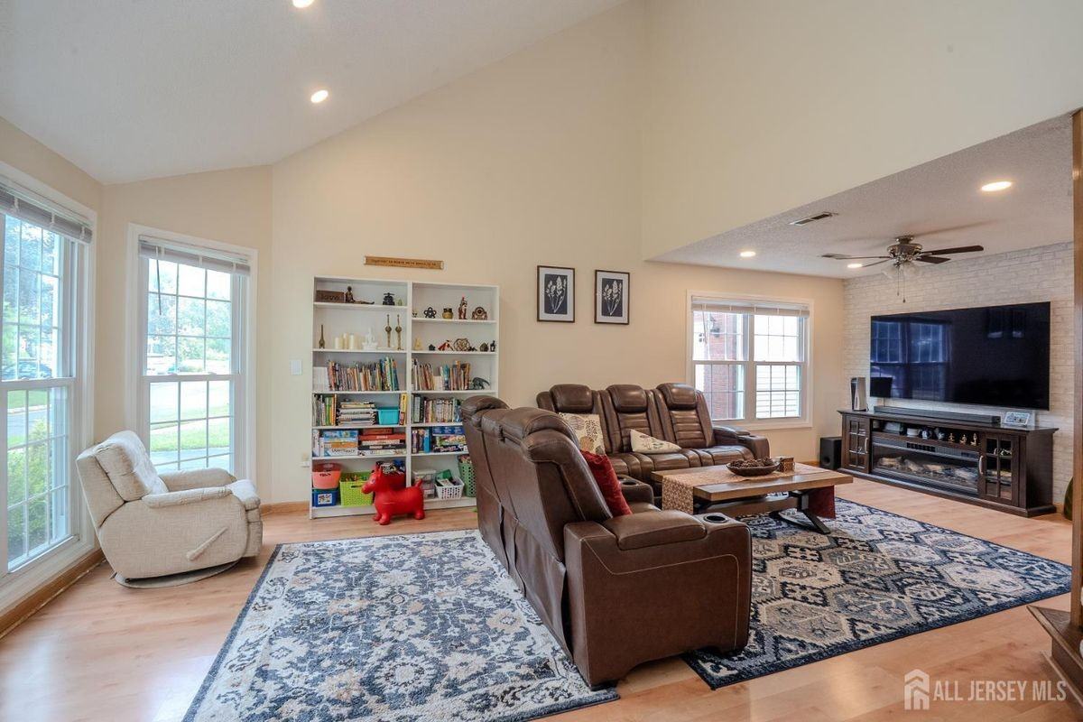 63 Carlisle Ct - Photo 7 of 43