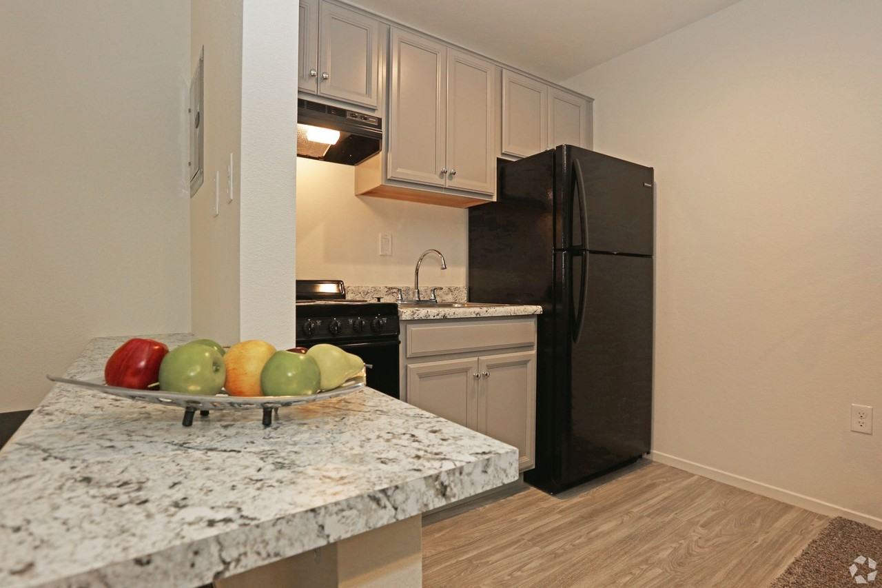 San Jose Manor - Photo 2 of 7