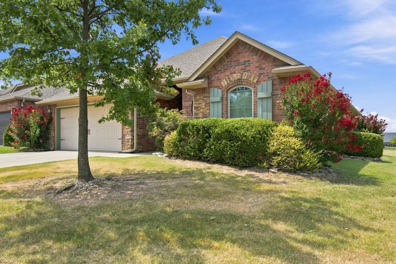 10724 Masters Cir - Photo 2 of 27