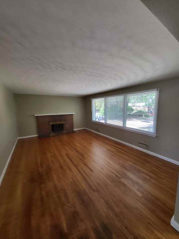 1653 Sheppard Ave - Photo 6 of 26