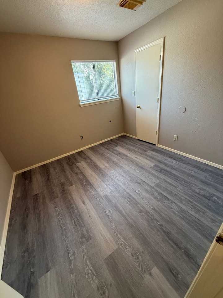 1502 Heather Ct - Photo 4 of 15
