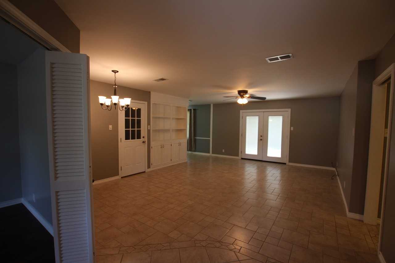 2930 Williamsburg Dr - Photo 3 of 28