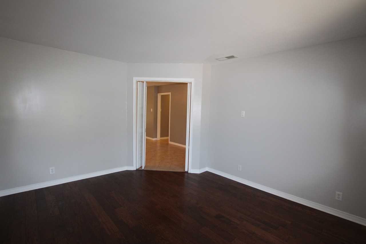 2930 Williamsburg Dr - Photo 5 of 28