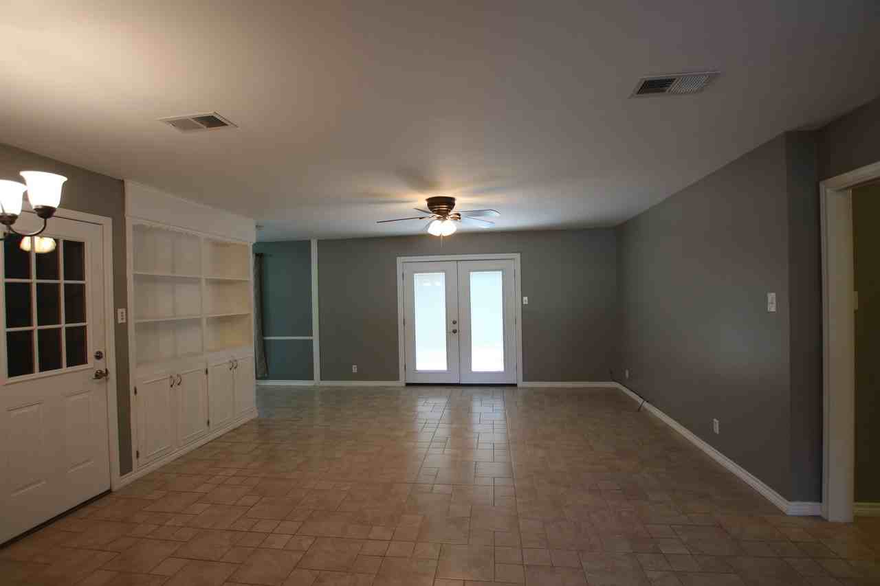 2930 Williamsburg Dr - Photo 6 of 28
