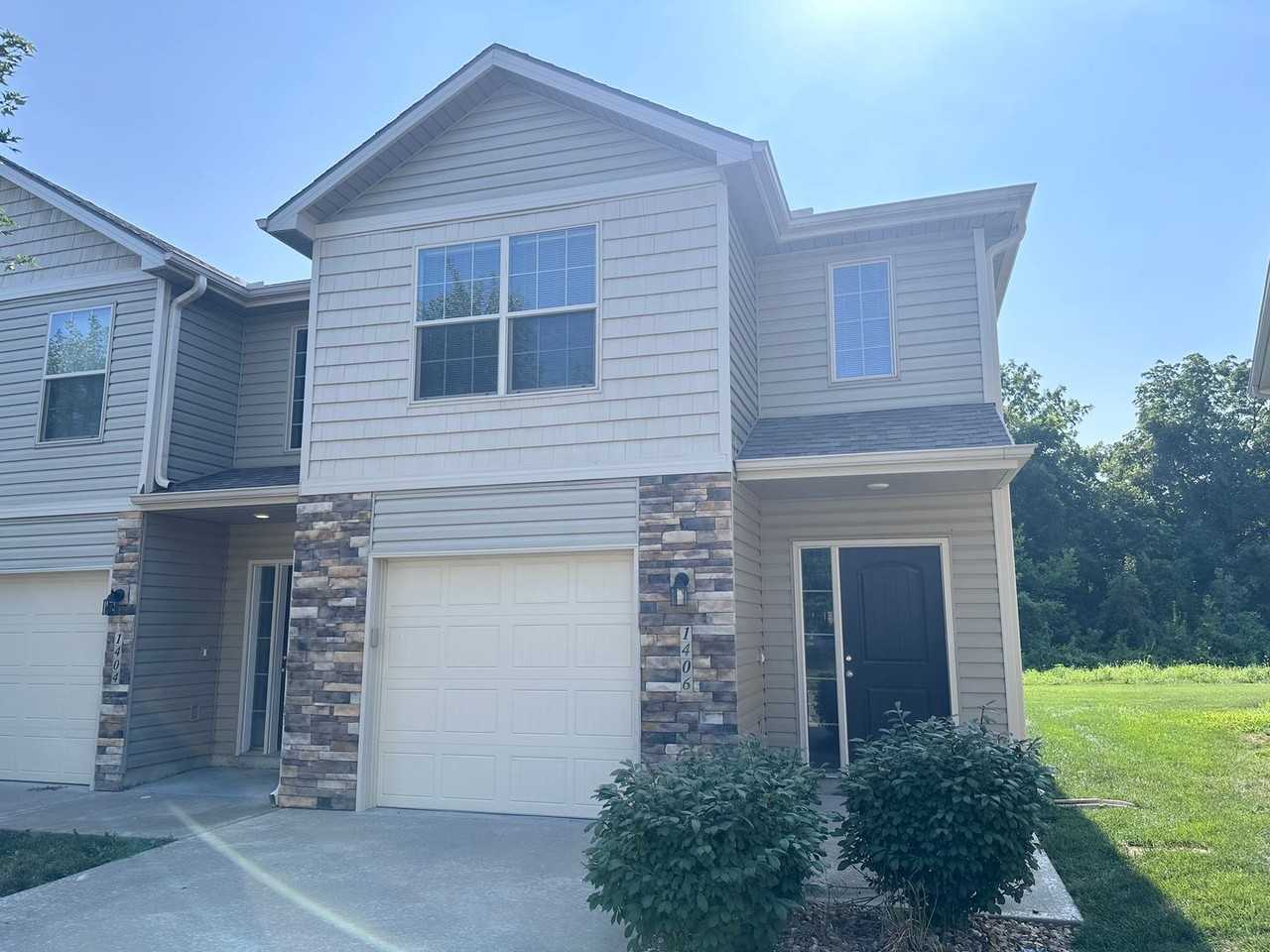 1406 Ne Mary Ct - Photo 2 of 17