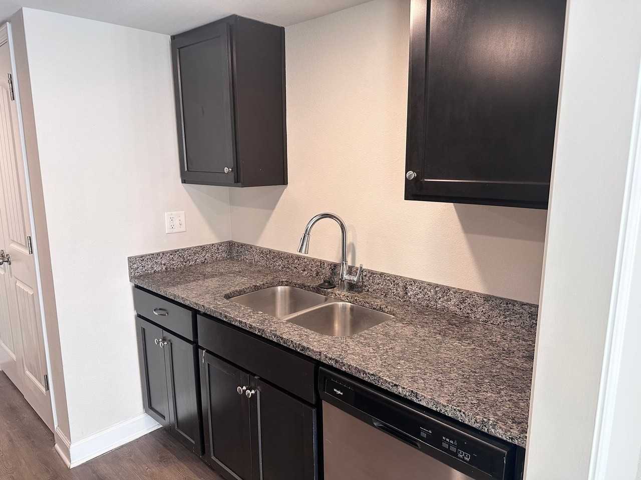 1406 Ne Mary Ct - Photo 4 of 17