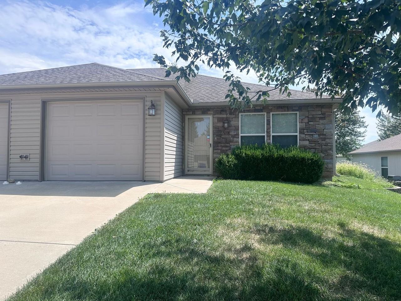 108 Se Rose Garden Ln - Photo 2 of 14
