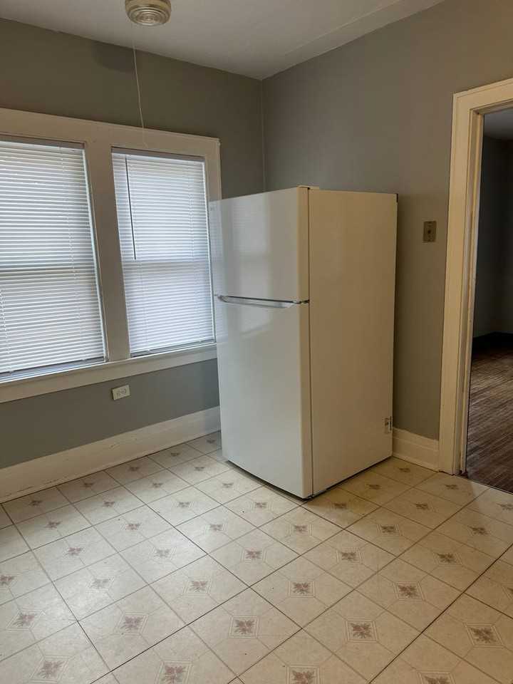 216 Pleasant St - Photo 4 of 9