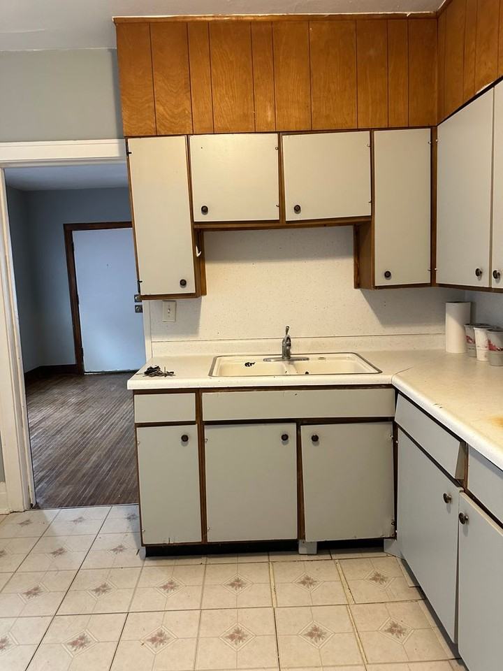 216 Pleasant St - Photo 5 of 9