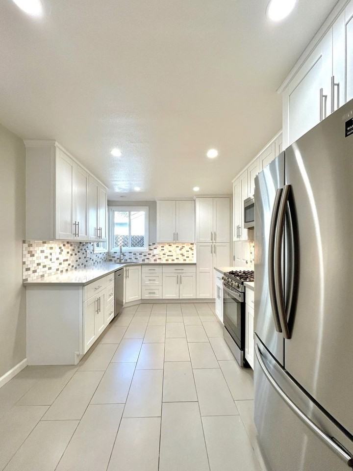 811 9th Ave - Photo 5 of 17