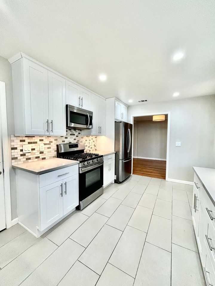 811 9th Ave - Photo 6 of 17