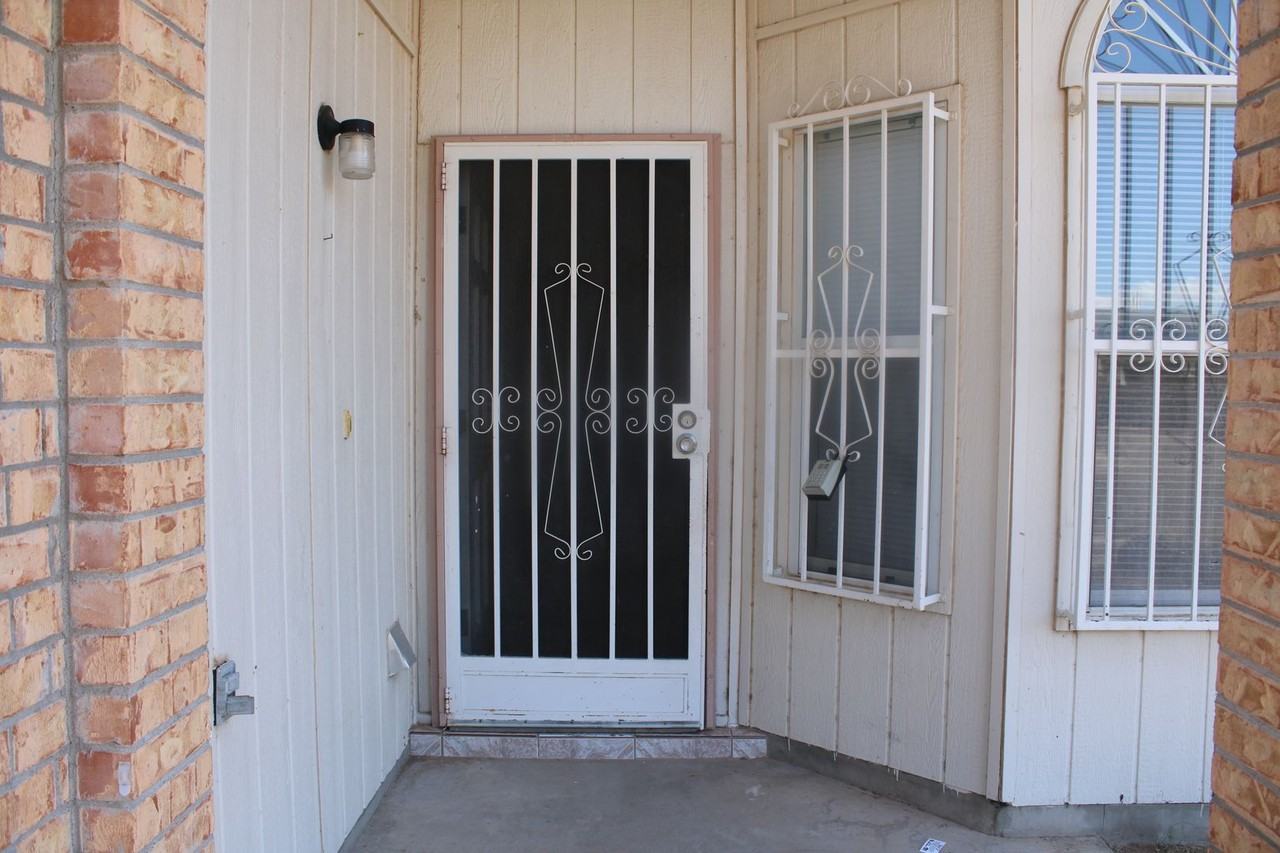 10936 Whitehall Dr - Photo 2 of 30