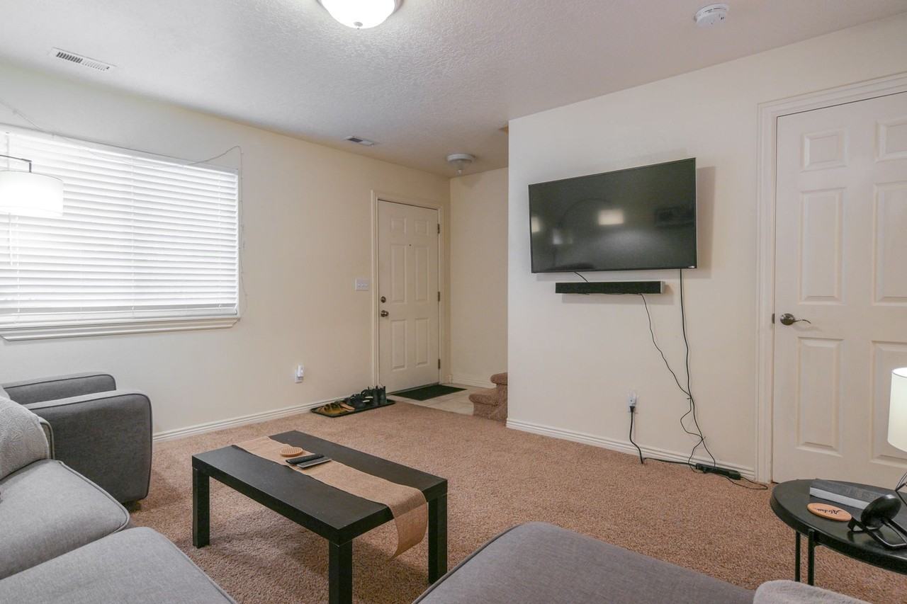 369 N Main St - Photo 4 of 26