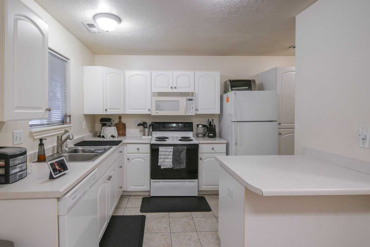 369 N Main St - Photo 5 of 26