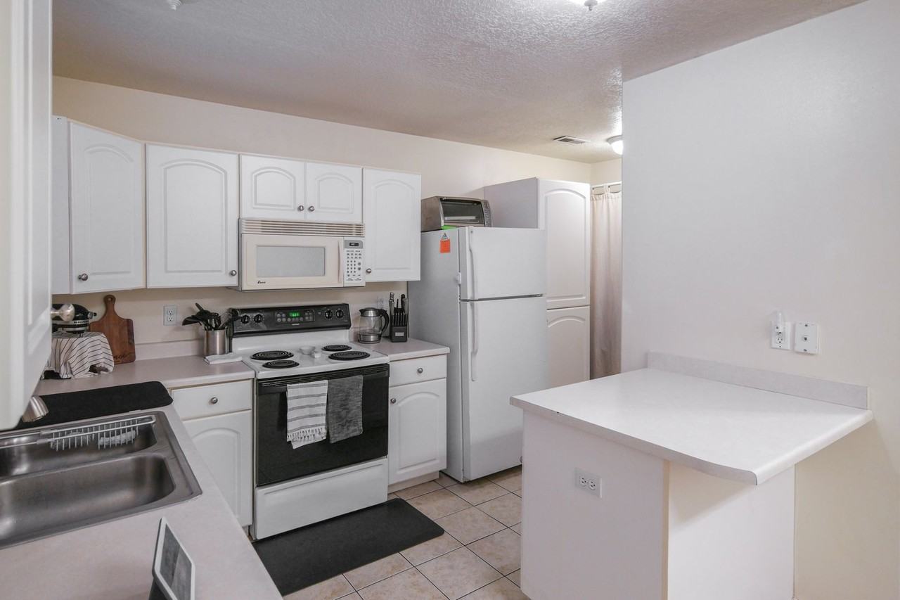 369 N Main St - Photo 6 of 26