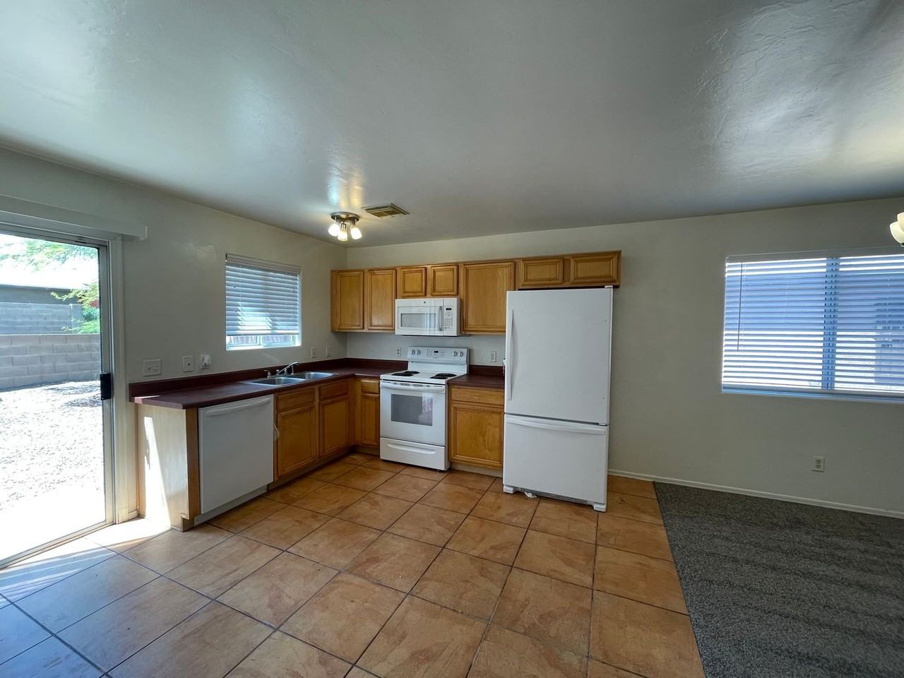 114 E Medina Rd - Photo 5 of 14