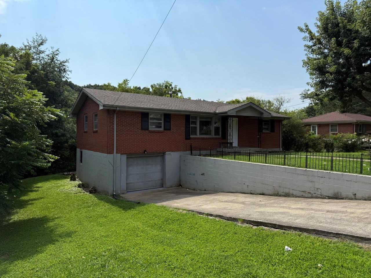 107 Oliphant St - Photo 5 of 34