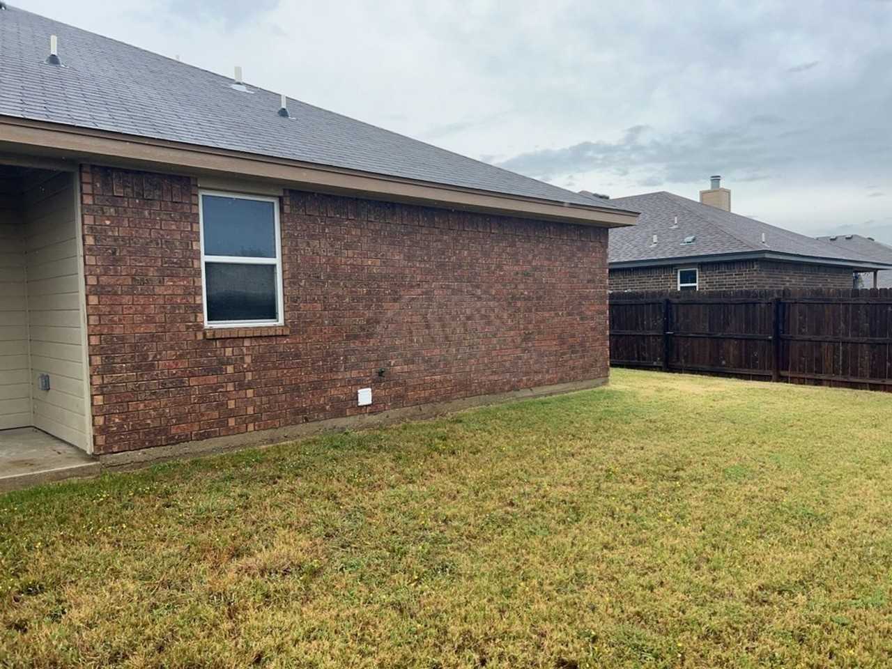 2604 Tarrant County Dr - Photo 2 of 20