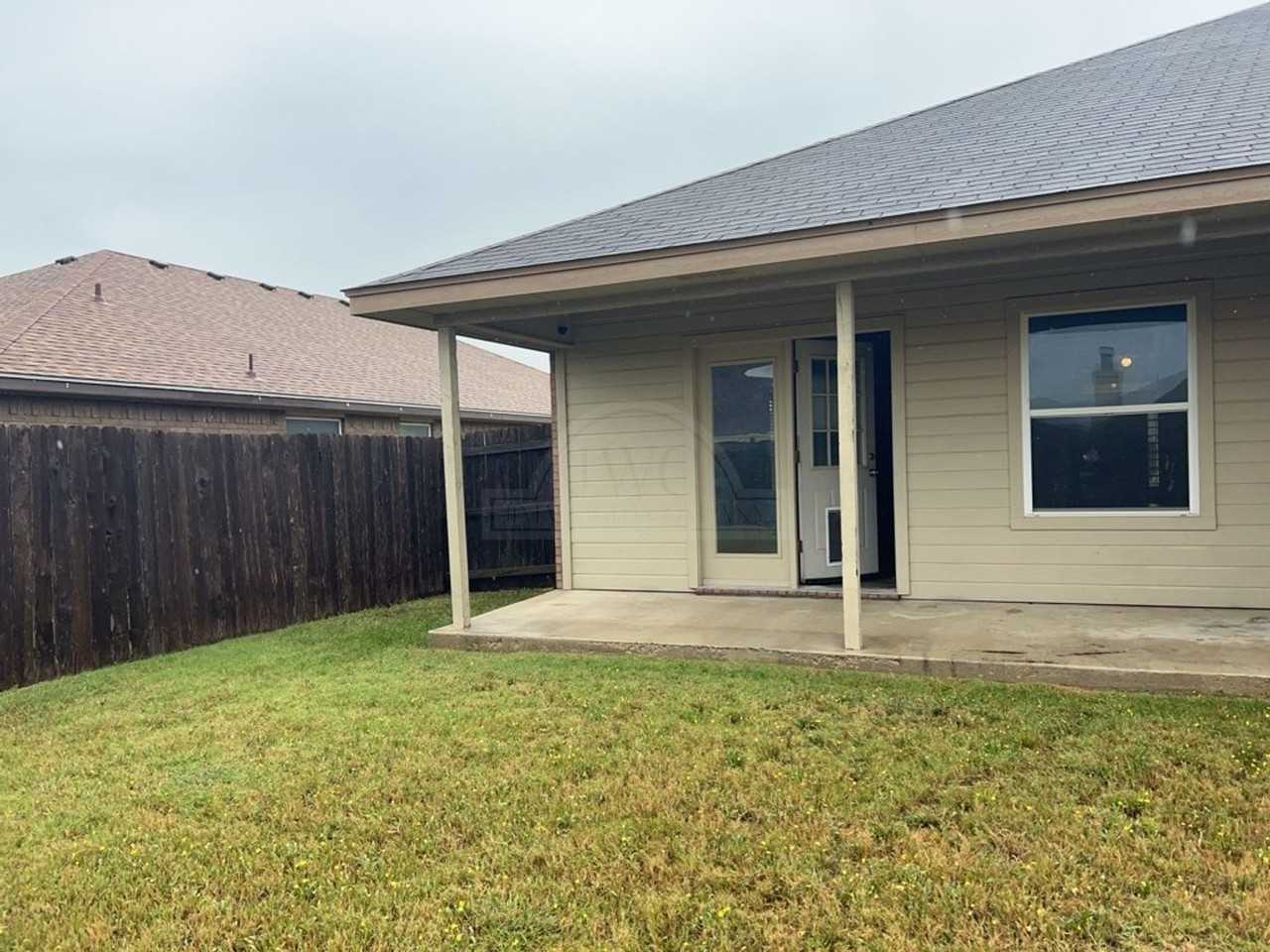 2604 Tarrant County Dr - Photo 4 of 20