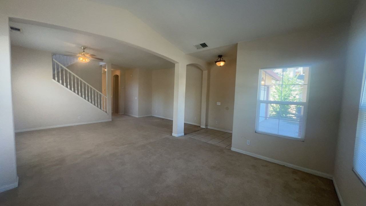3519 Santiago Ct - Photo 3 of 12