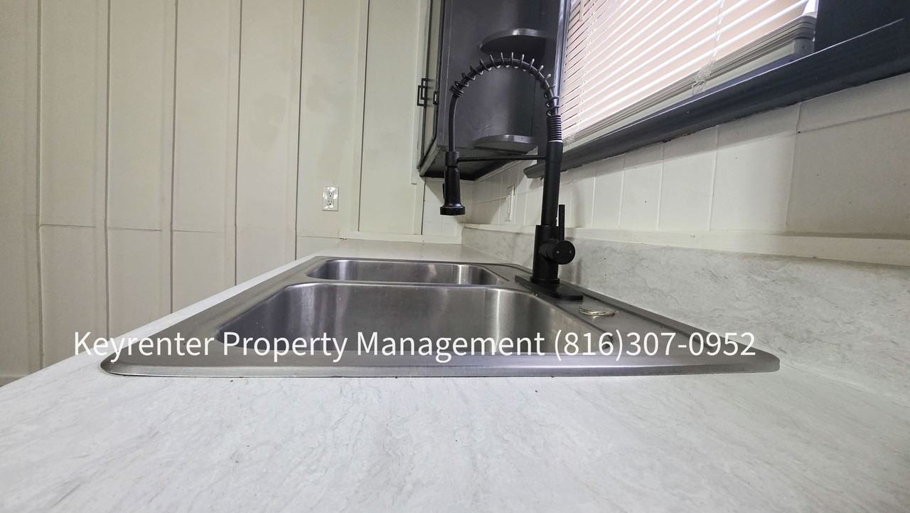 1512 W College St - Photo 6 of 34