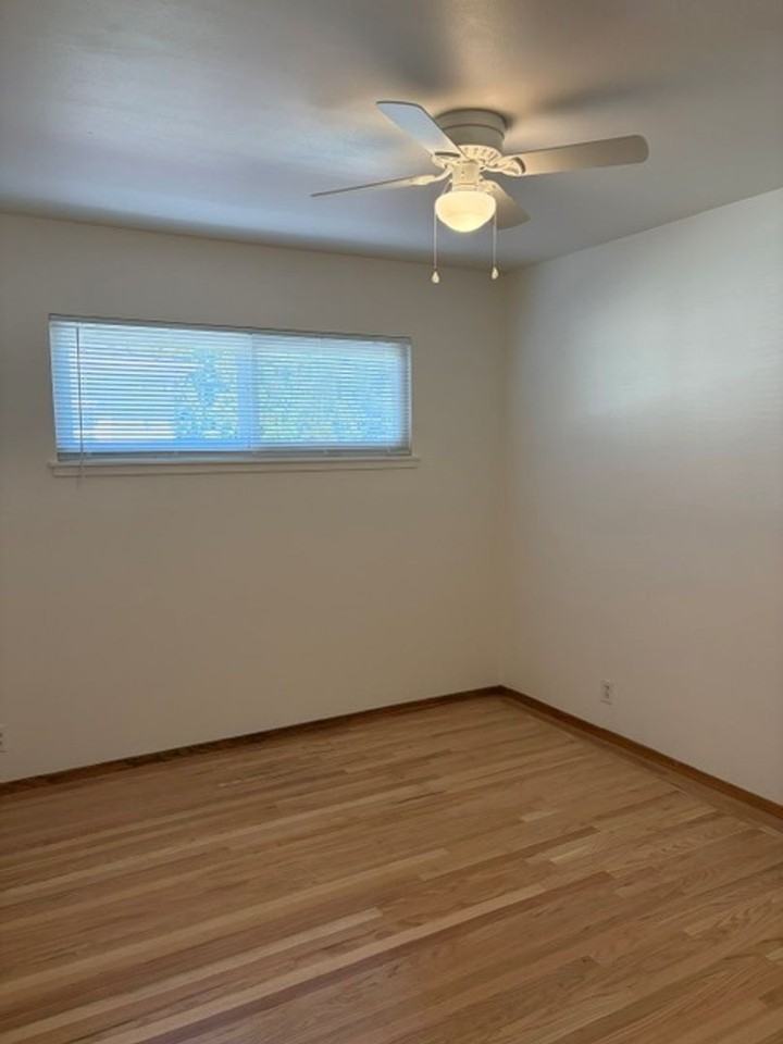 430 S Bayview Ave - Photo 3 of 19