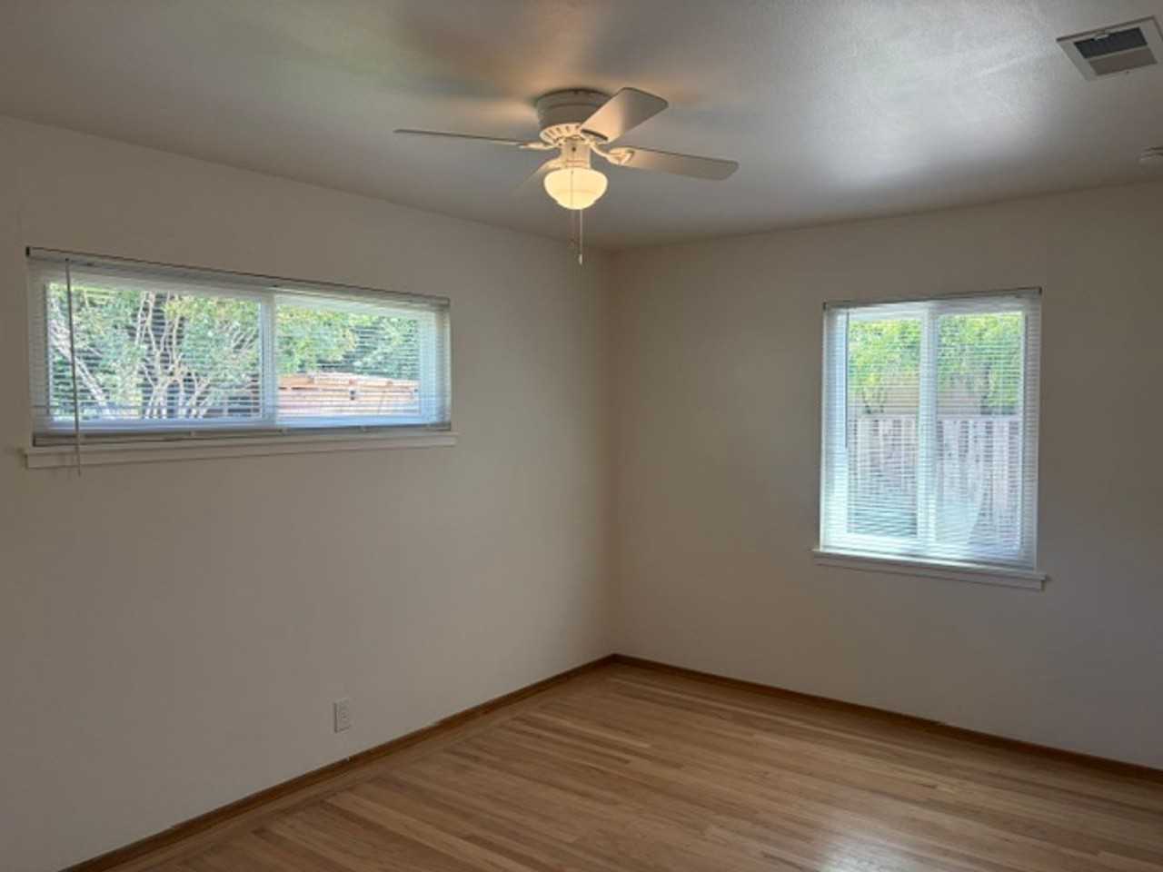 430 S Bayview Ave - Photo 4 of 19