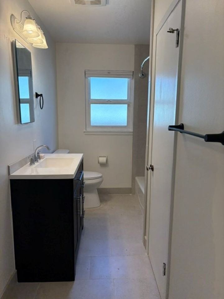 430 S Bayview Ave - Photo 7 of 19